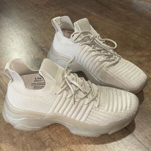 Cushionaire Women's Apolo Cream/Beige Fashion Sneakers 6.5